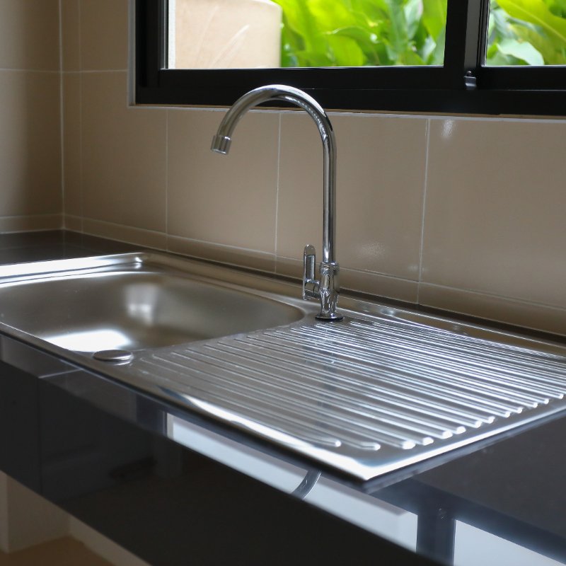 stainless steel kitchen sink and kitchen faucet